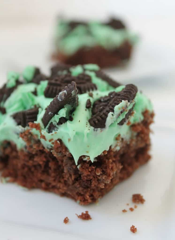 Chocolate Fudge Mint Oreo Bars These triple layered Mint and Chocolate Oreo Fudge Bars are extremely easy to assemble. There is very little baking involved to create this fudgy and decadent treat. The mint flavor complements the chocolate fudge and the cookie crust exceptionally well.