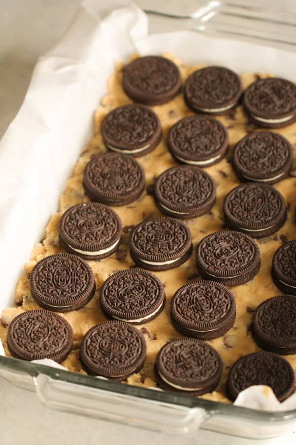 Layer of oreo cookies on top of chocolate chip cookie bar layer