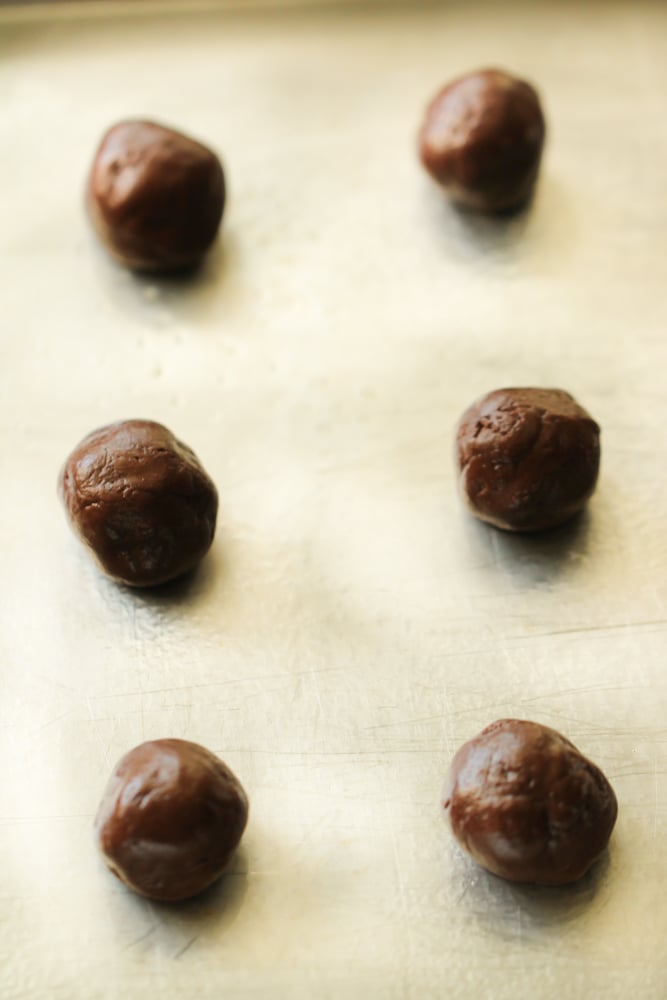 rolo cookie recipe rolled into balls before they go in the oven