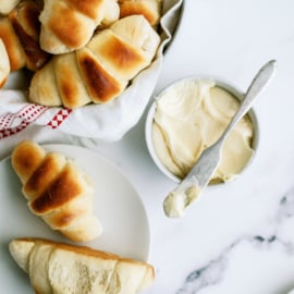 Baked rolls with honey butter for six sisters