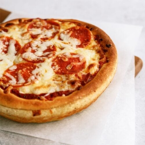https://www.sixsistersstuff.com/wp-content/uploads/2012/04/Homemade-Pizza-Hut-Original-Deep-Dish-Pizza-500x500.jpg