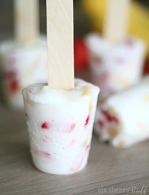 Strawberry Banana Frozen Yogurt Pops