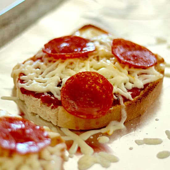 Easy Pizza Toast - SixSistersStuff