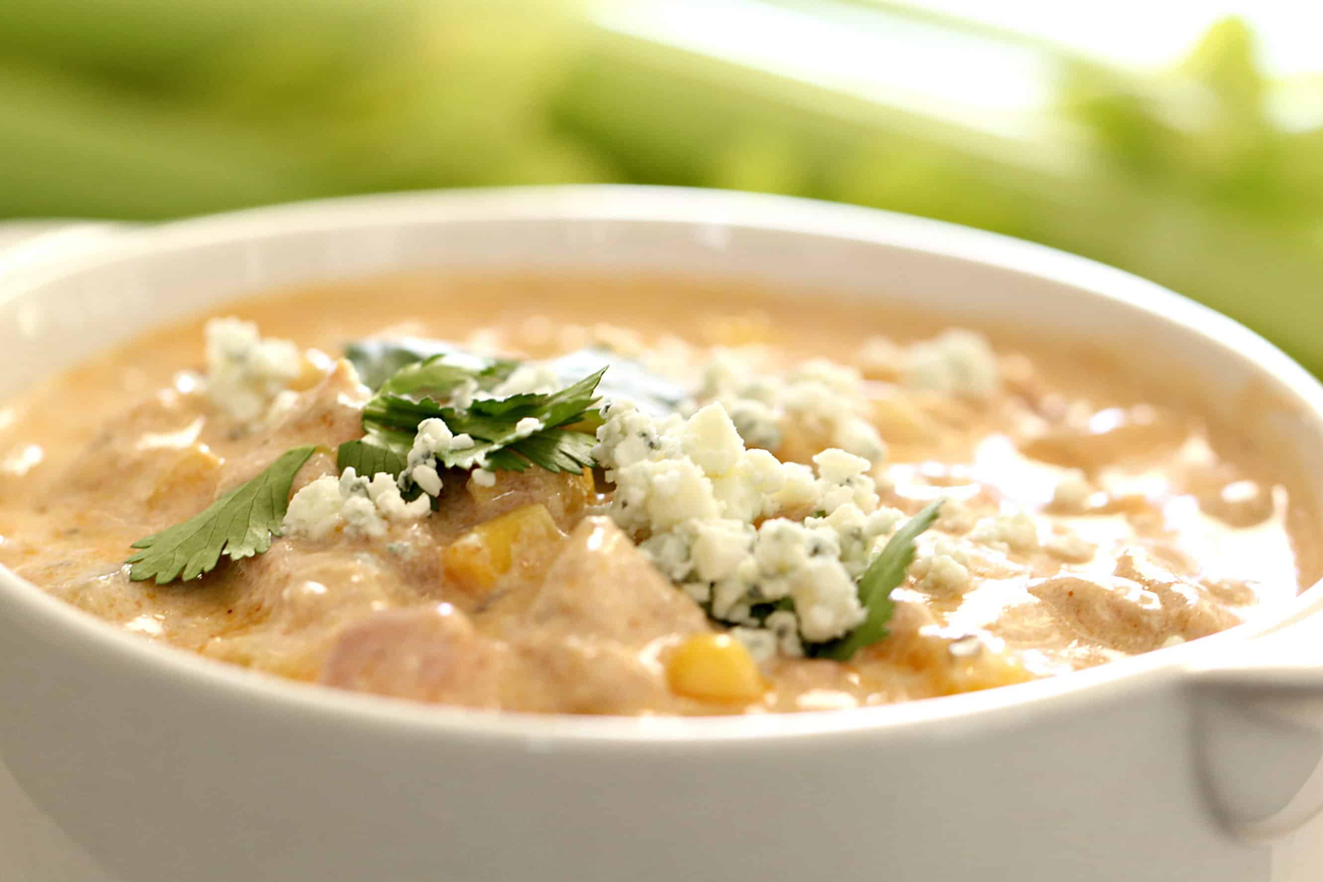 Close up picture of slow cooker chicken chili on six sisters stuff