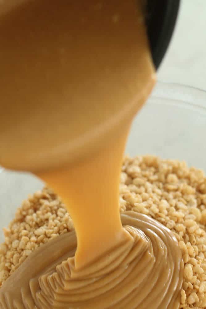 Pour peanut butter mixture on rice crispies base