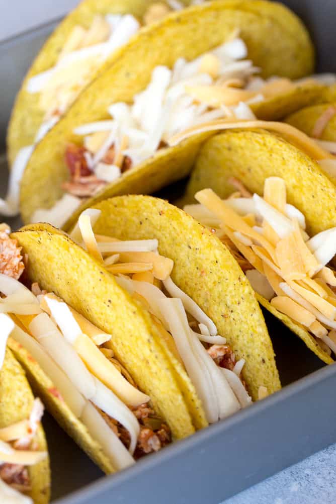 Tacos assemblati e conditi con formaggio