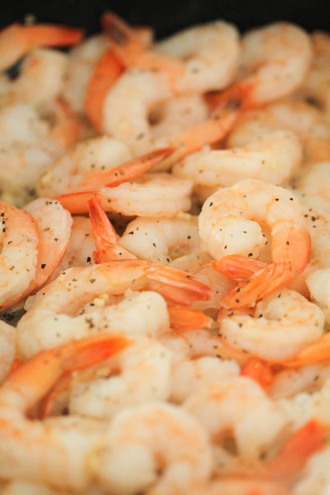 Shrimp in a pan seasoned with salt and pepper