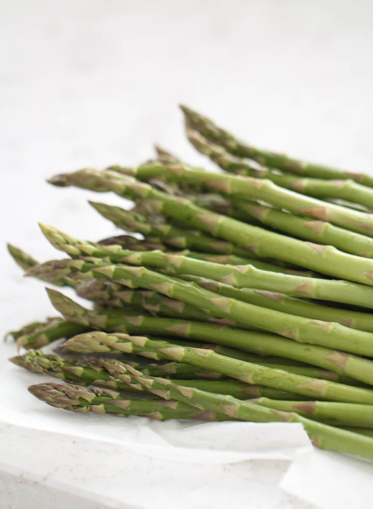Washed asparagus on paper tpwels