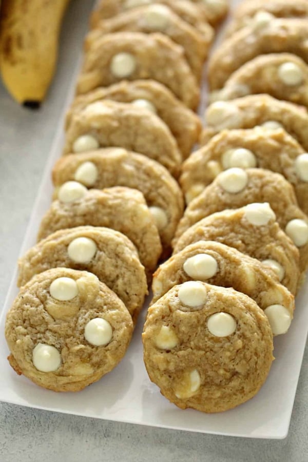 Banana Cream Pudding Cookies in two rows on a serving plate.