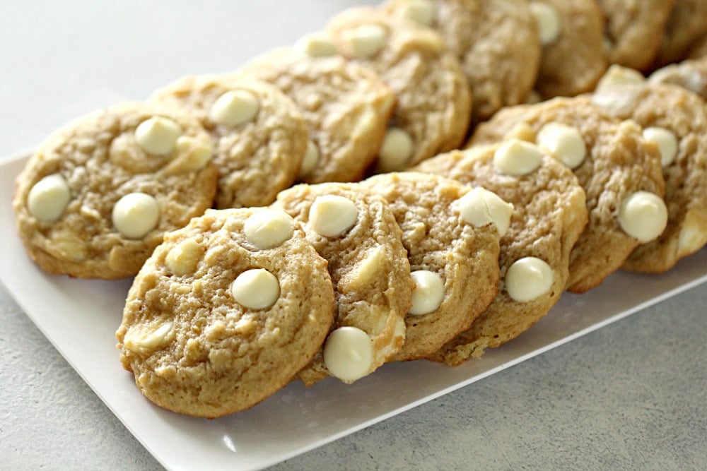 Banana Cream Pudding Cookies lined up on a serving platter