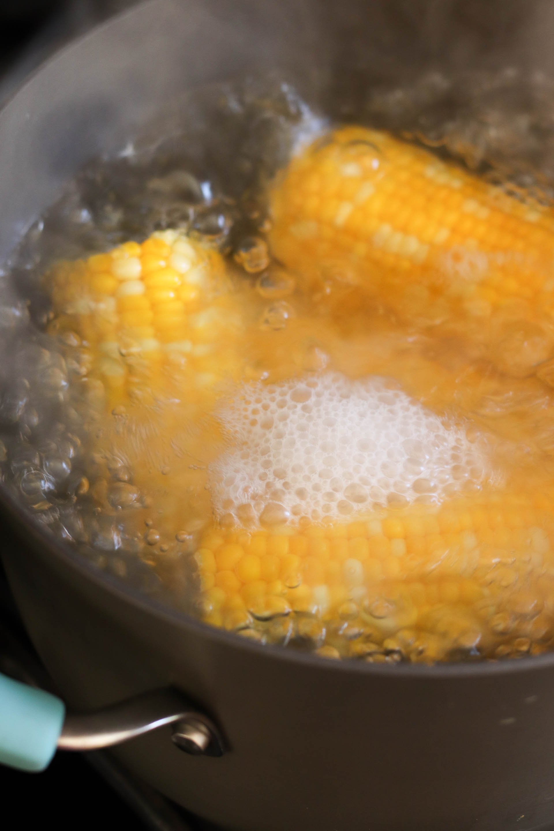 Boiling corn on the cob in a stock pot