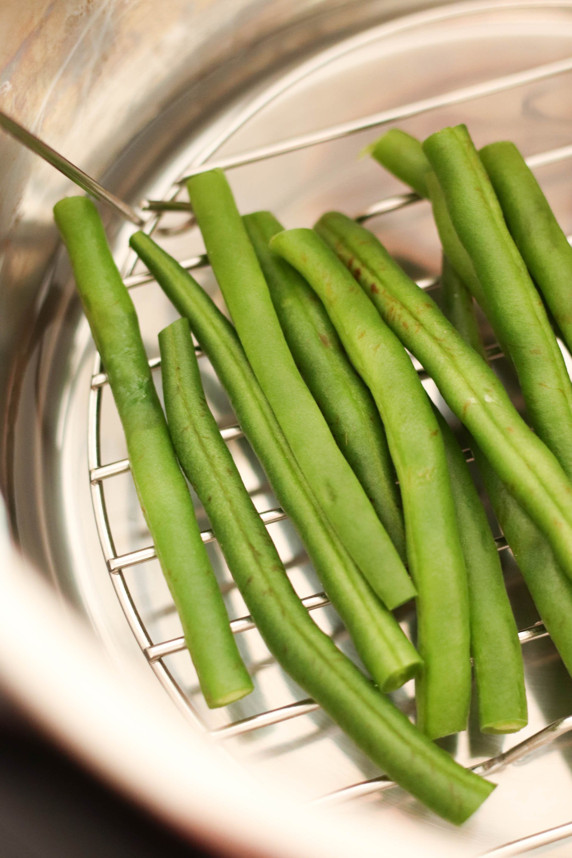 Green beans on top of steamer rack in Instant Pot