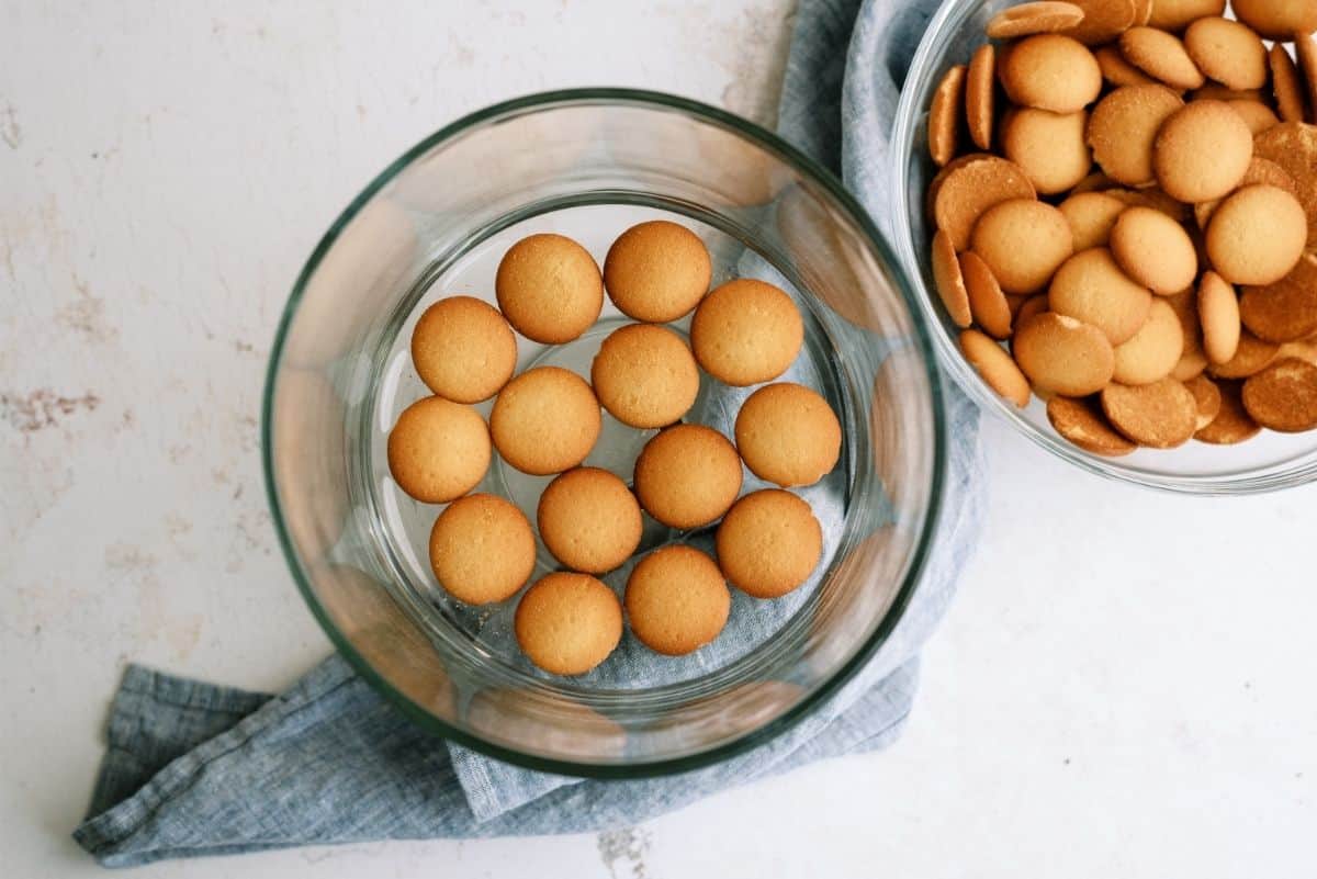 Nilla wafers lining the bottom of trifle dish