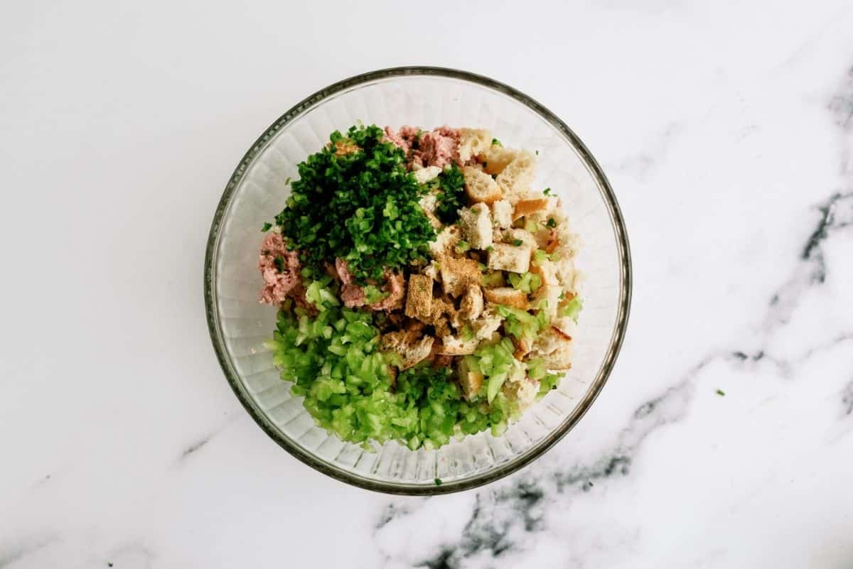 All ingredients for the burgers in a glass bowl