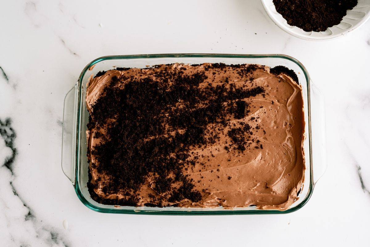 Spreading remaining oreo crumbs over pudding mixture