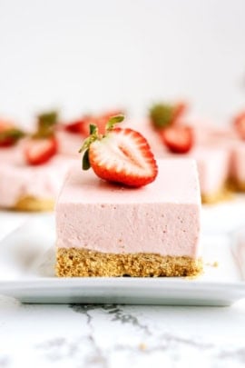 no bake strawberry cheesecake bars