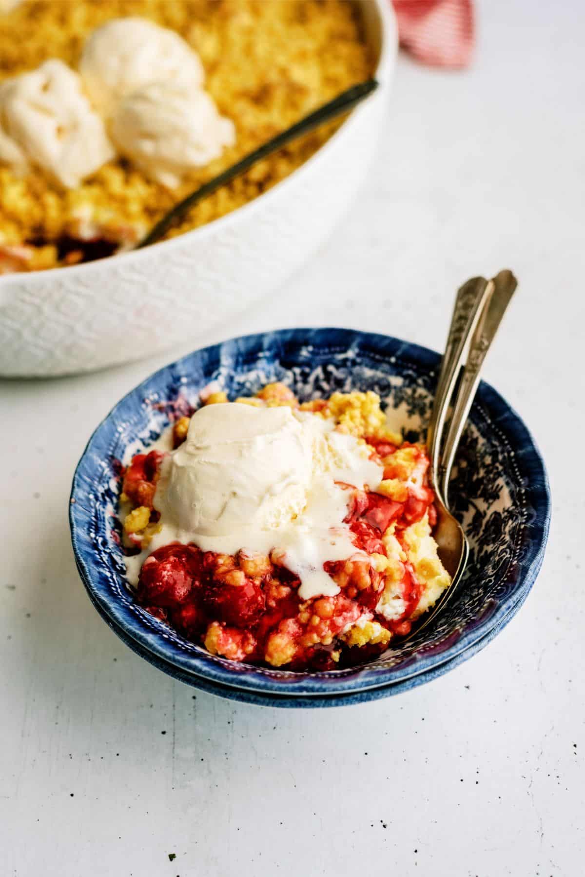 Cherry Cheesecake Dump Cake Recipe (4 Ingredients)