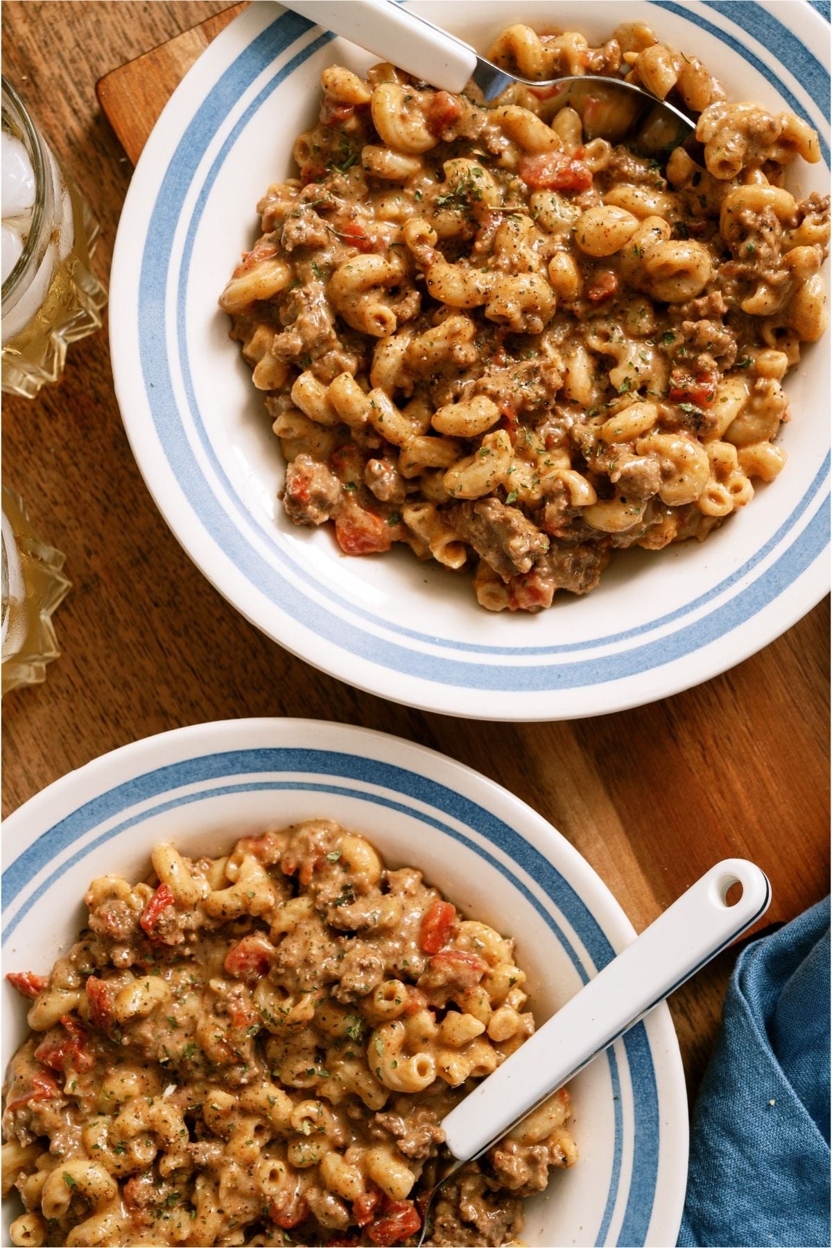 Two bowls of Cheeseburger Macaroni with spoons.