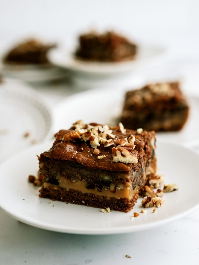 Snickers Cake – Gooey Caramel Chocolate Cake Recipe